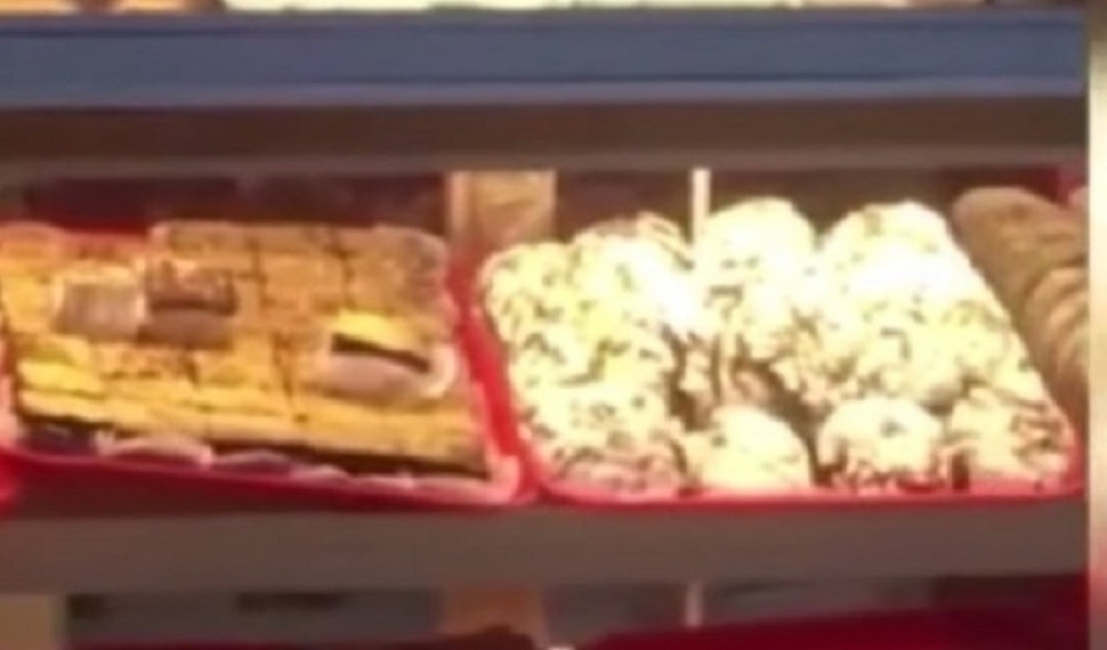Dok je čekala u redu u pekari snimila grozan prizor! (FOTO)