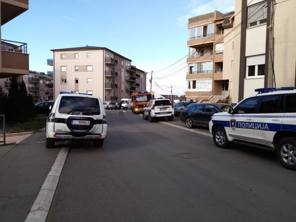 On se i dalje nalazi u stanu, uzeo je oružje! Policija opkolila zgradu!