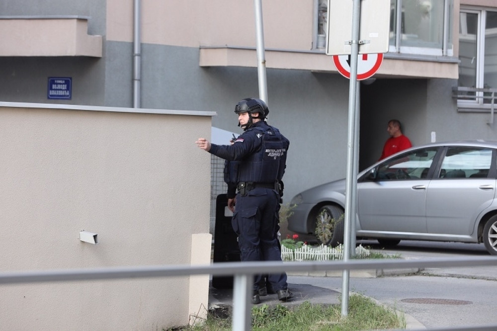 Naoružani muškarac se zatvorio u zgradu!