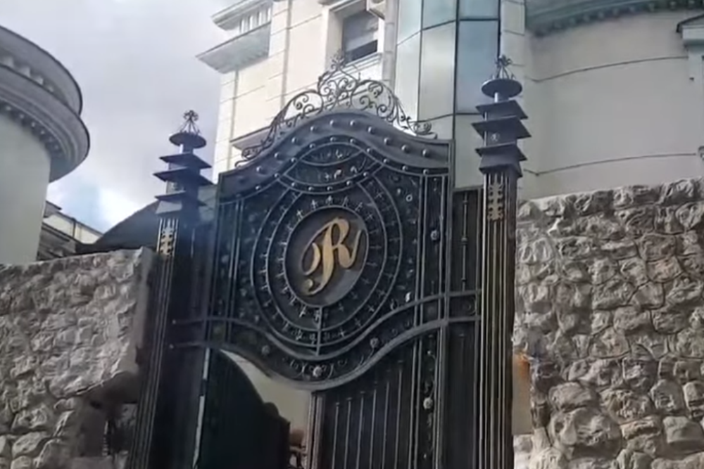 Veljko krenuo u Titel po Bogdanu! Veselio se ispred vile, trubači ga ispratili! (VIDEO)