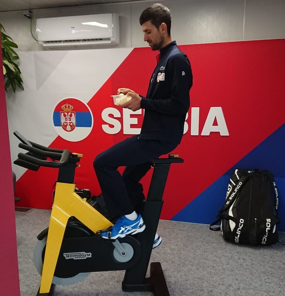 Novak rešio da se uz vitamine oporavi nakon jutarnjeg treninga! (FOTO)