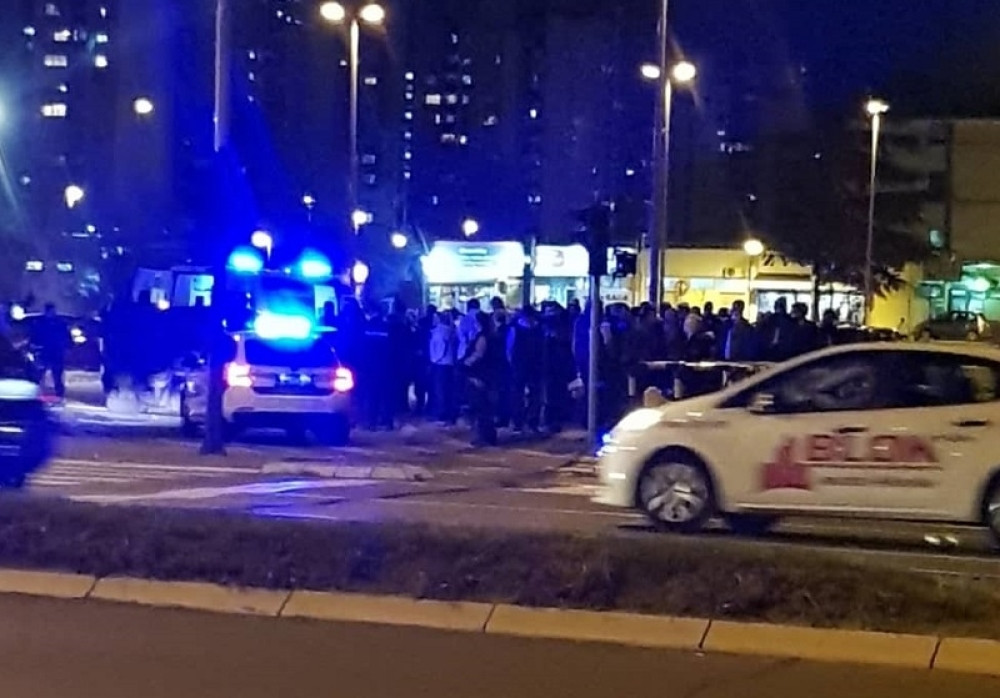 Vozilo se prevrnulo posle udarca! Okupila se velika grupa ljudi! Zastrašujući prizor u dr Ivana Ribara! (UZNEMIRUJUĆI FOTO)