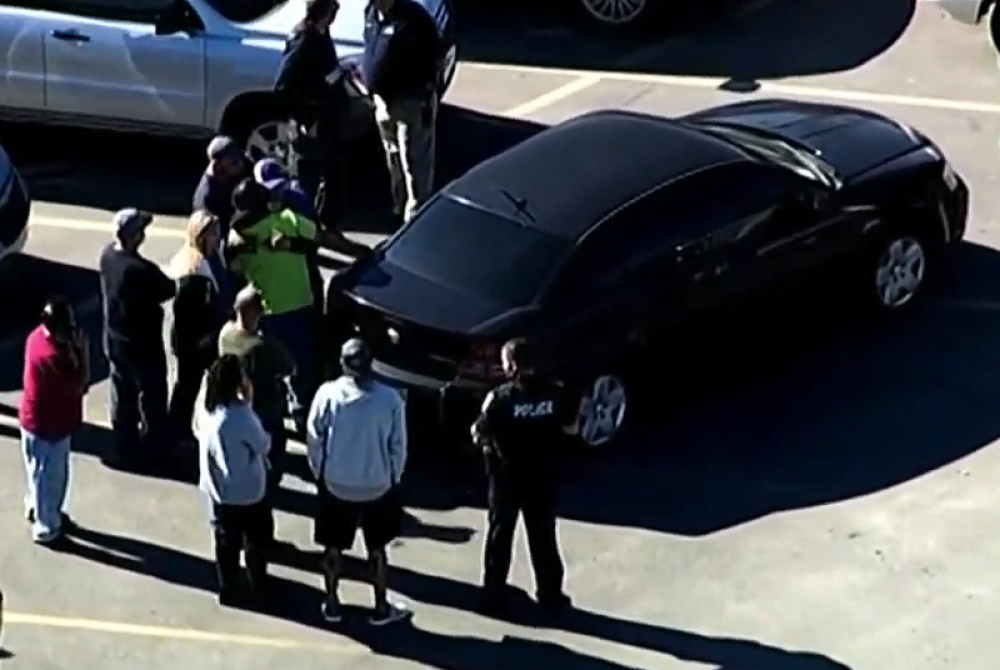Čovek u crnom uleteo u supermarket i napravio pokolj, a onda je policija preuzela stvar u svoje ruke! (VIDEO)
