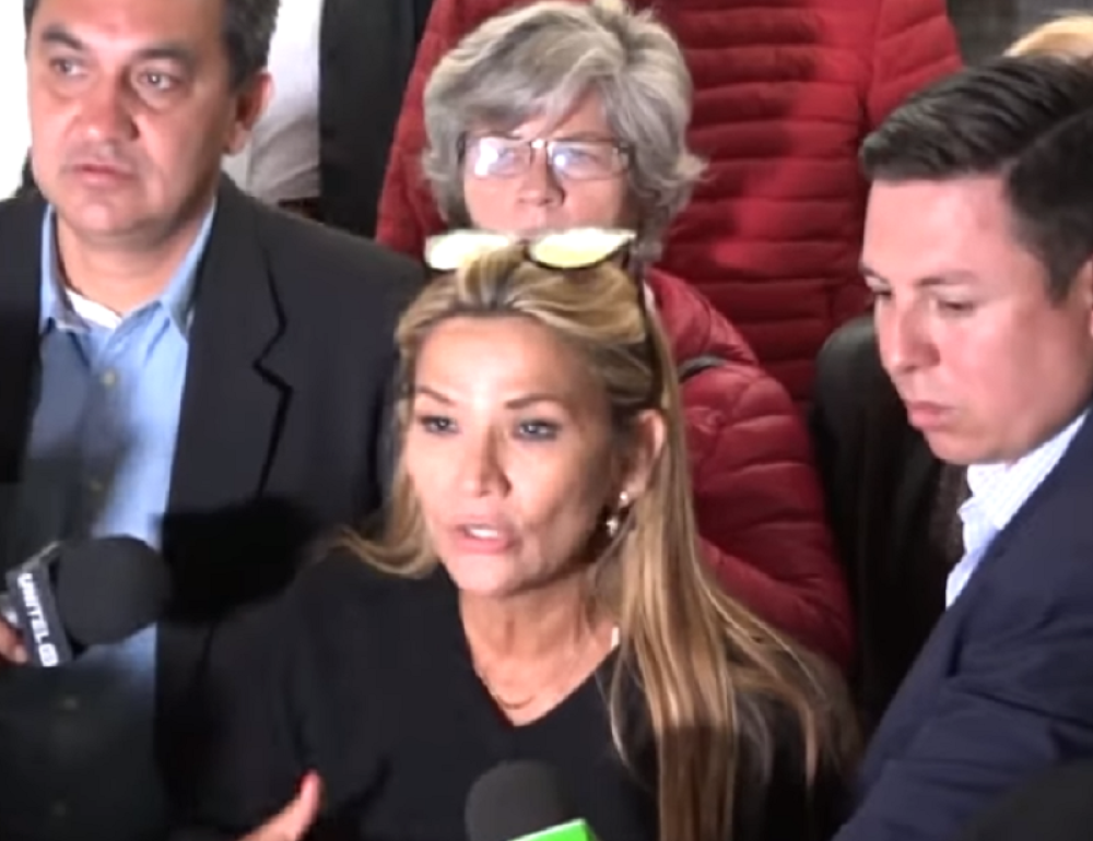 Grupa ljudi naoružana do zuba! Čekaju njen dolazak! (VIDEO)