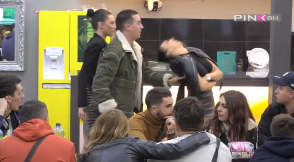 Tara Simov fizički se obračunala sa Majom Marinković! Stravičan haos u beloj kući!