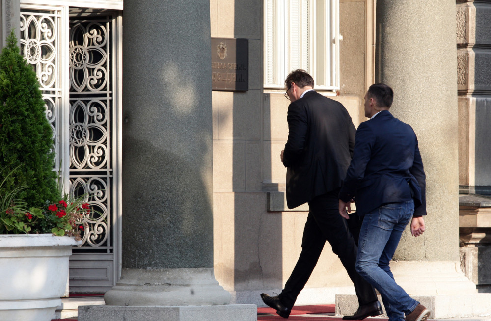 Ušetao mu u kancelariju, Vučić se bacio na pod od sreće kad ga je ugledao! PRVA FOTOGRAFIJA NAKON IZLASKA IZ BOLNICE! (FOTO)