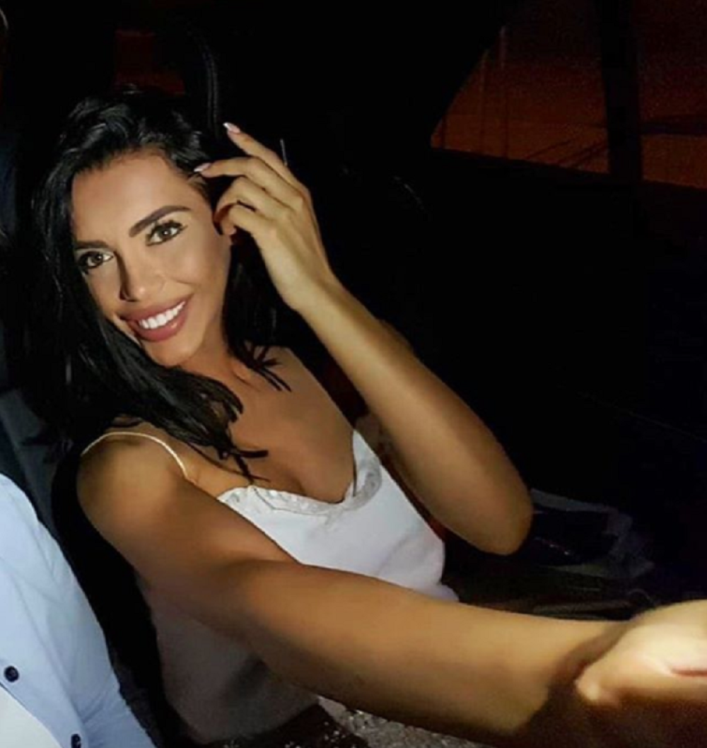 Ponovo je preterala: Helena Topalović izbacila zadnjicu u prvi plan, zaboravila gde se nalazi! (FOTO)