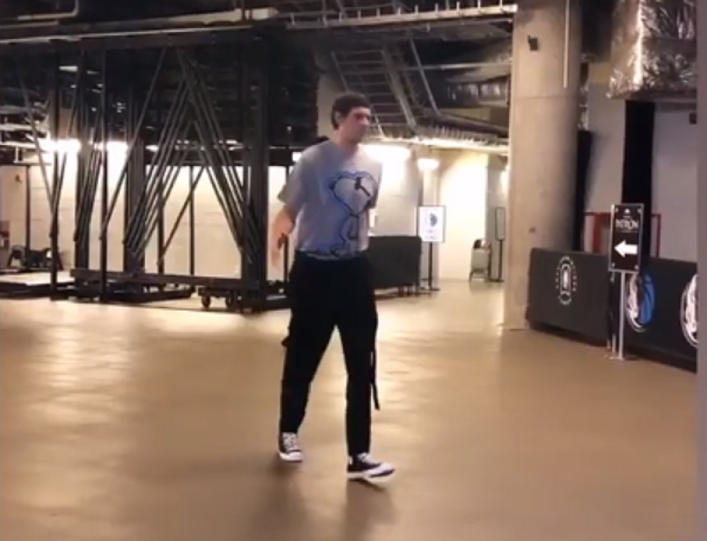 Pojavom oduševio sve u hali! Dobro poznat lik na majici je kriv za to (VIDEO)