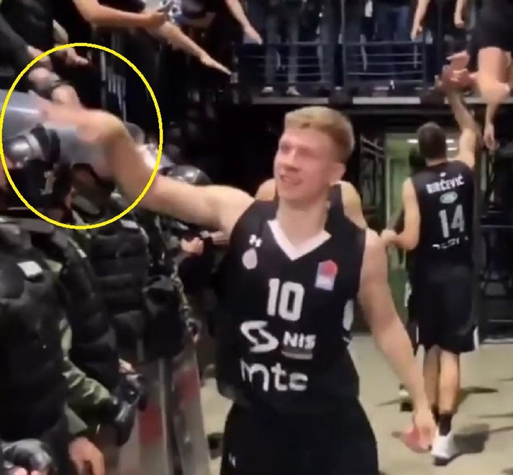Košarkaš Partizana udario pripadnika policije posle pobede nad Zvezdom! (VIDEO)