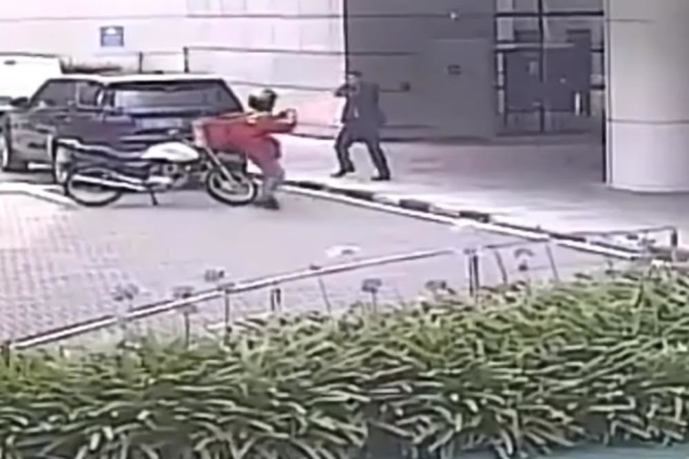 Telohranitelj se bacio pred pištolj, spasao je ženu koju je čuvao, a onda je nastao haos! (VIDEO)