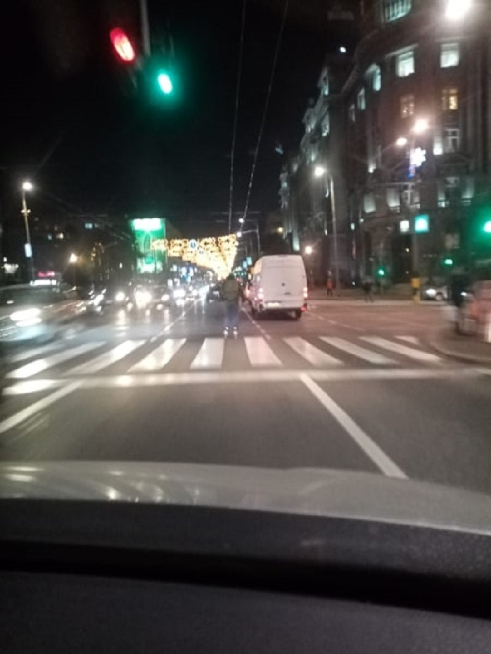 Ovakvu vožnju usred saobraćajnog špica nikad niste videli! (VIDEO)