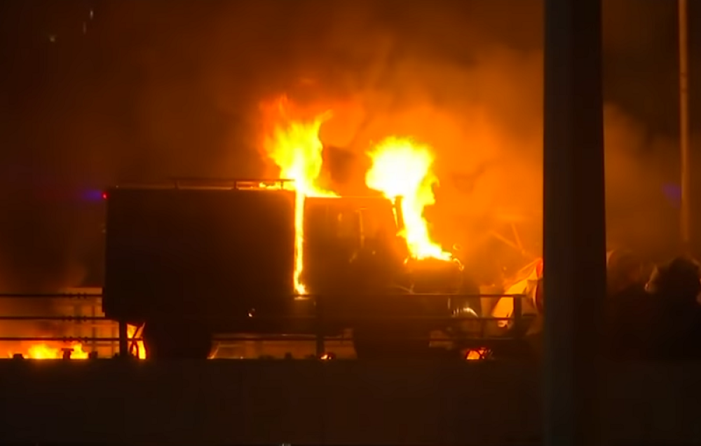 Čekala je poslednji trenutak, a onda su upali i zapalili fakultet! Sve joj je bilo jasno - spasavaj živu glavu (VIDEO)