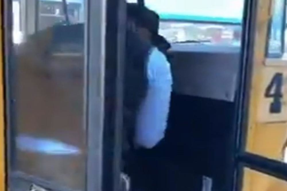 Putnici počeli da viču, ali su zaćutali kada je otkriveno ko je opasni manijak! (VIDEO)