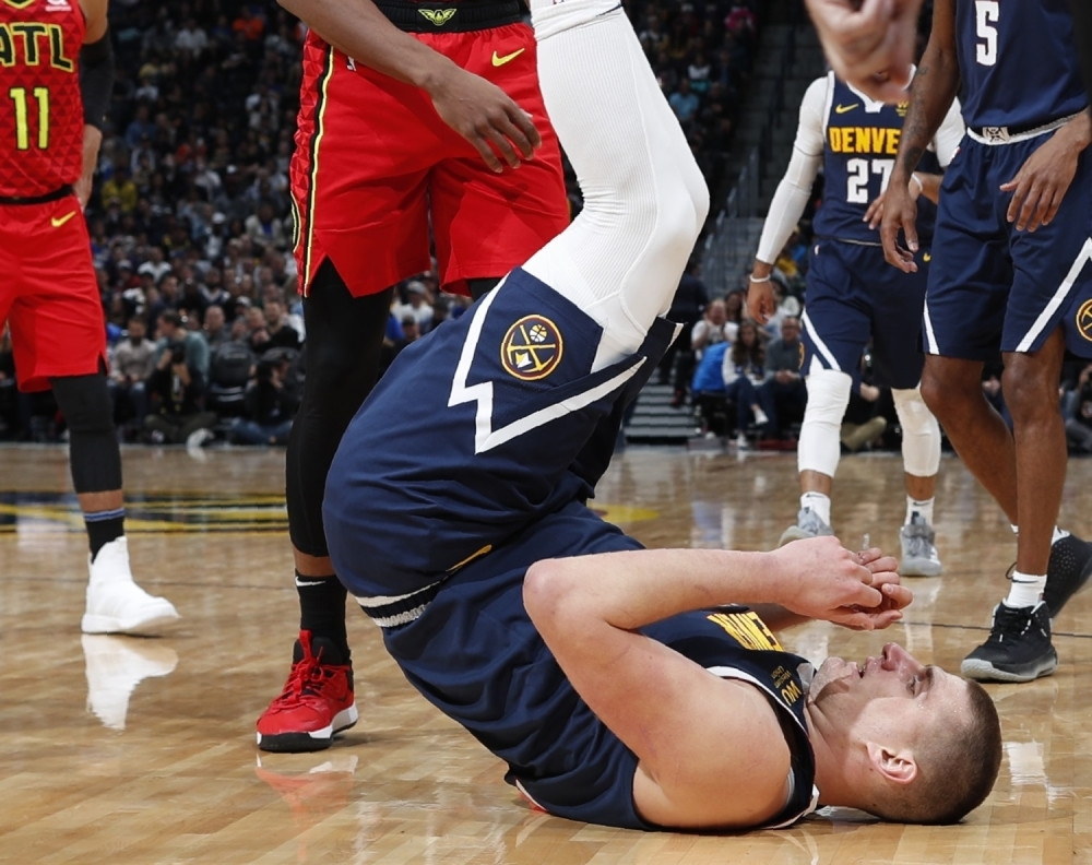 Jokić nestvarnim potezom izazvao smeh svih u hali - Napravio piruetu pa "zaplivao" (VIDEO)