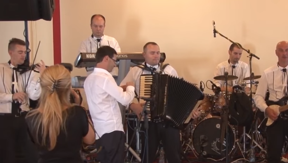 Harmonikaš je do 18. godine živeo u jednoj sobi sa babom, a danas uživa u luksuznom stanu od 150 kvadrata! (FOTO)