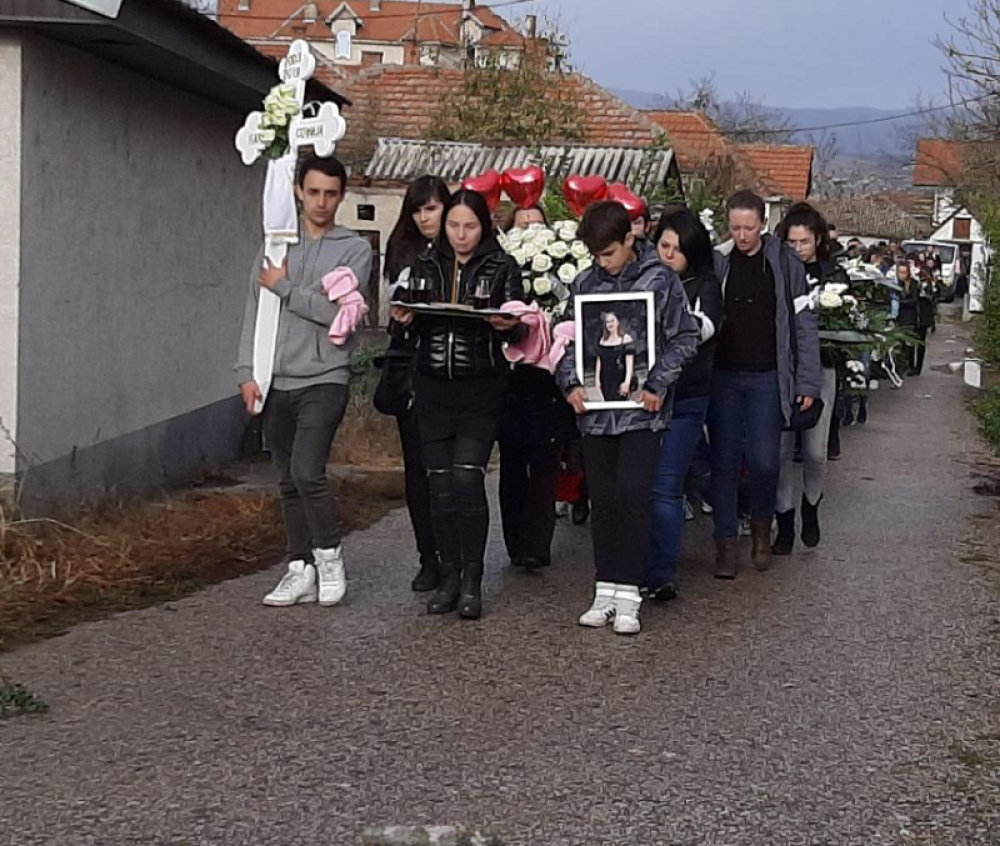 Sahranjena Sofija Nakić (16)! Grobljem odzvanjali vrisci njenih roditelja: "Anđele, hteli smo samo da te još jednom zagrlimo!" (FOTO)