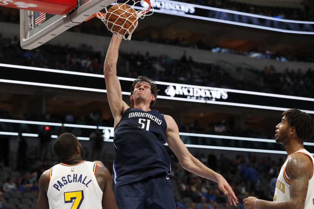 Desetorica udarili po Bobiju, a onda se razjario! (VIDEO)