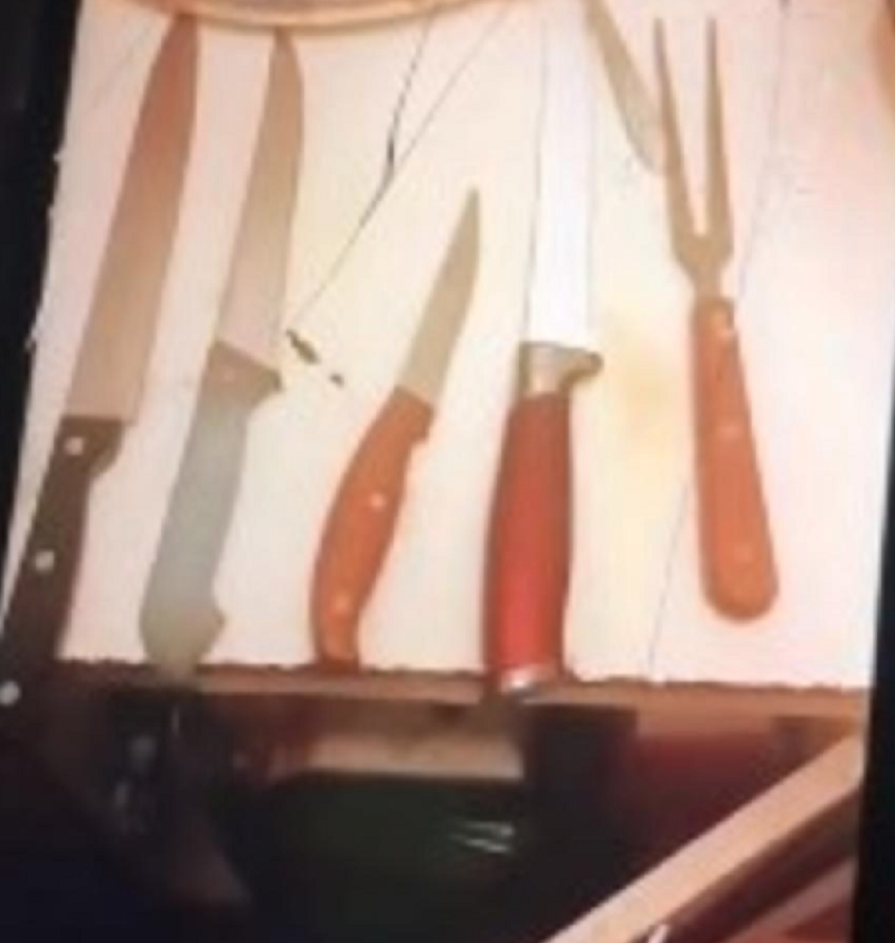 Maloj Srpkinji u Parizu dečak iz odeljenja preti klanjem! Snimio noževe pa joj rekao šta će s kojim da joj radi!