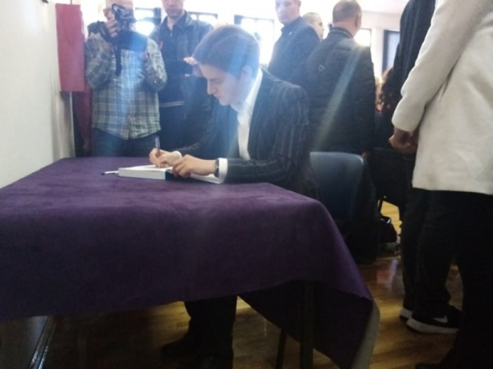 Ana Brnabić upisala se u knjigu žalosti i dala podršku neutešnim roditeljima! (VIDEO)