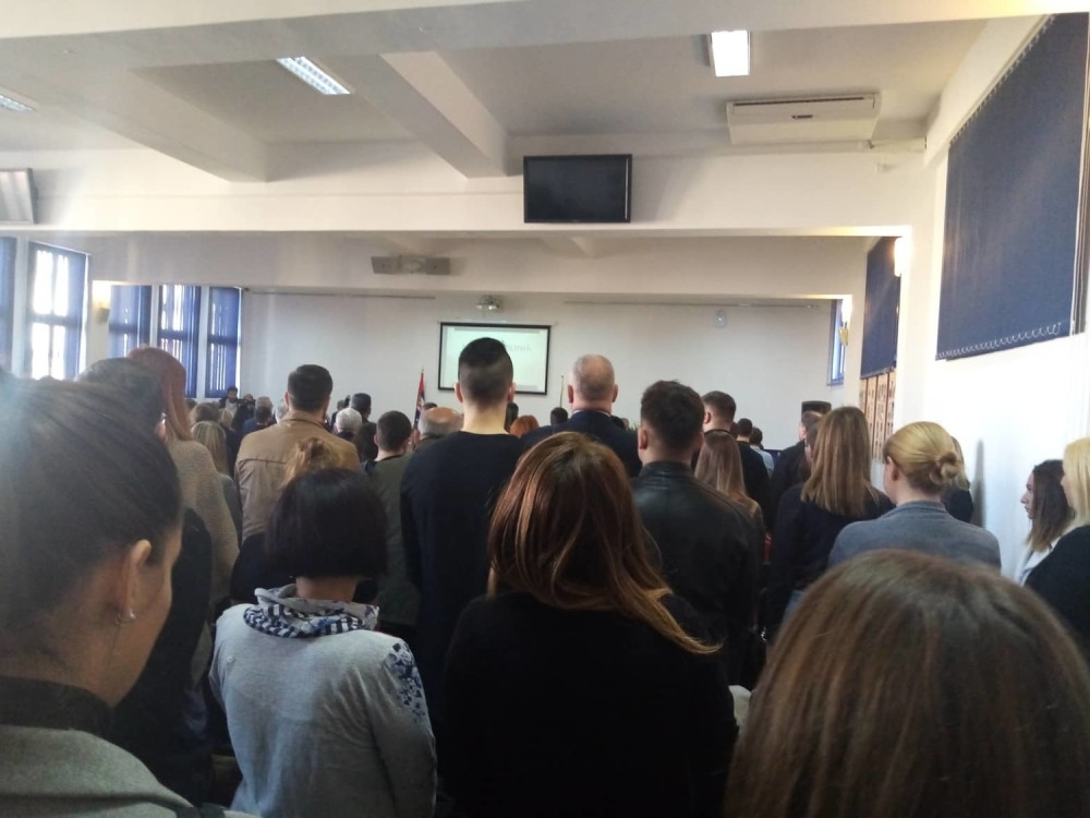 Svi su uplakani, grle se i sede u tišini... Došla Ana Brnabić, suze liju (FOTO)