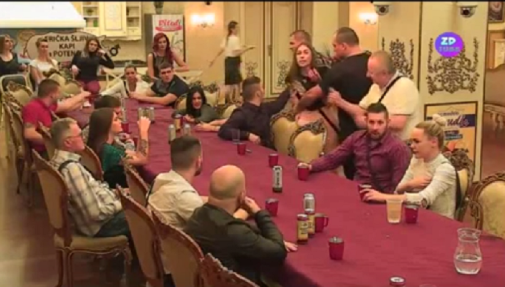 Scene užasa u Parovima! Oduzela mu je nož, vilom odzvanjaju užasni urlici, dozivaju obezbeđenje! (VIDEO)