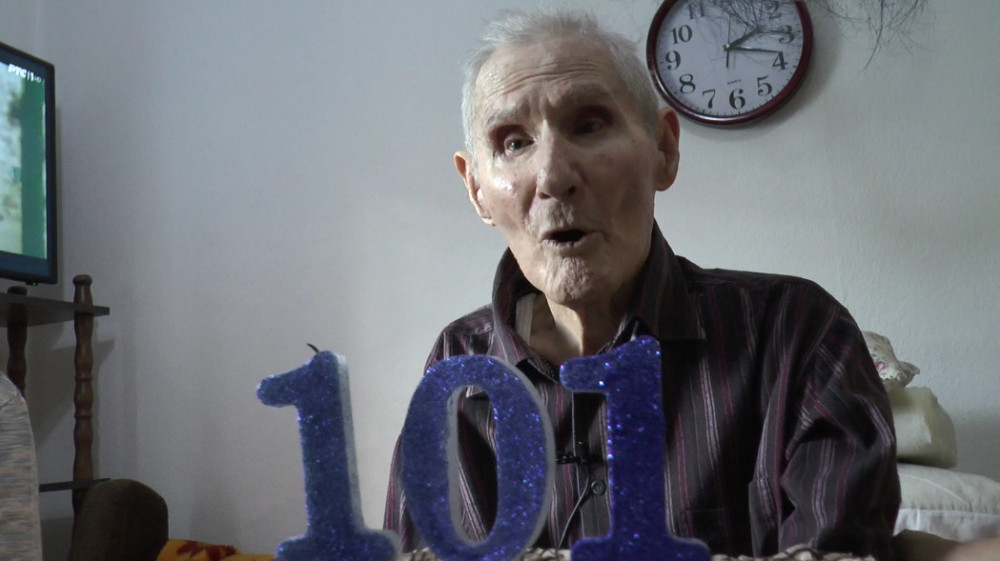 Upravo je napunio 101 godinu, a njegovo zanimanje je tek posebna priča! (VIDEO)
