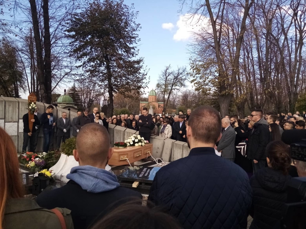 "Hvala vam, ovo je bio tesan svet za njega" Spustili ga u raku i zauvek se oprostili! (VIDEO)