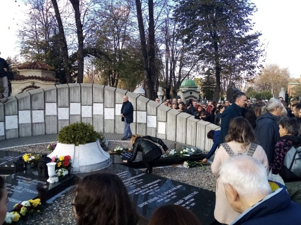 Majka držala ćerku čvrsto da ne gleda! Radnici izlivali beton u raku i jecali! (FOTO/VIDEO)