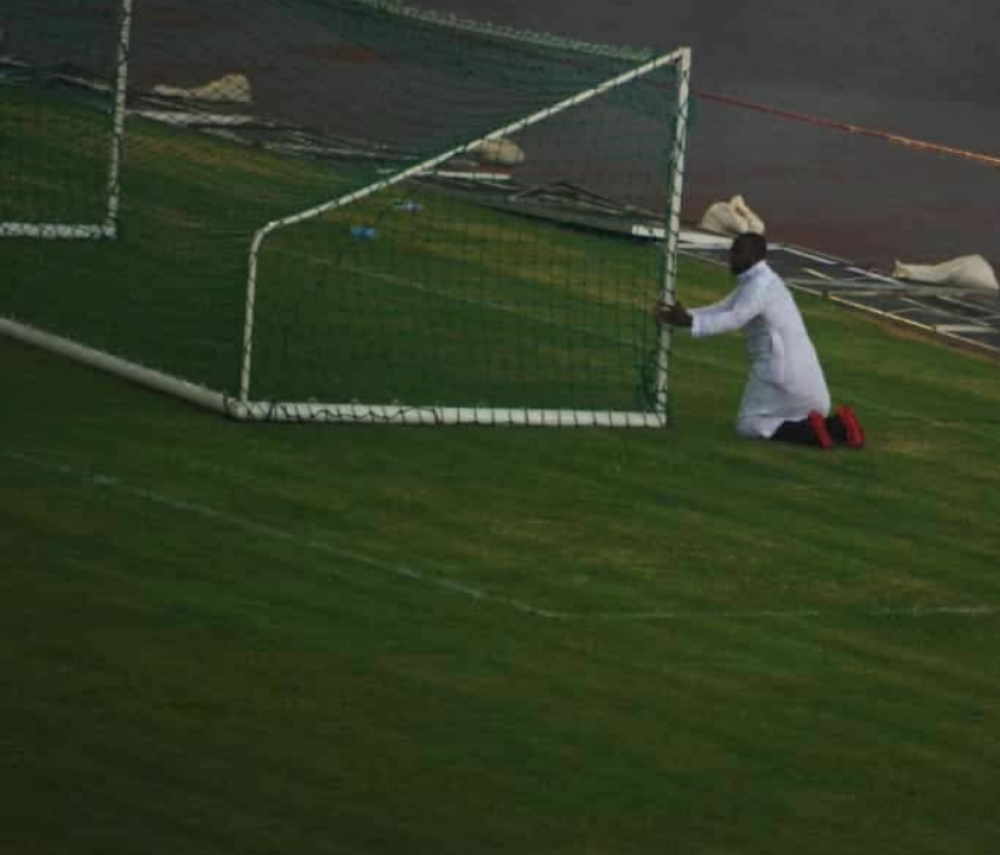 Ušao na teren posle prekida utakmice, potom se dogodilo pravo ČUDO kod stative gde je vapio! (FOTO)