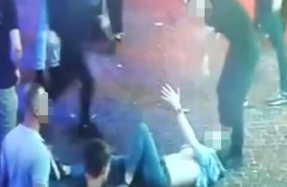 Tipovao starca dok je podizao novac na bankomatu, pratio ga do kuće, a onda se zaleteo iza ćoška! Ostavio ga na zemlji!