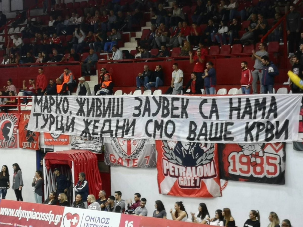 Transparent srpske braće u sećanje na ubijenog navijača: "Turci žedni smo vaše krvi" (VIDEO)