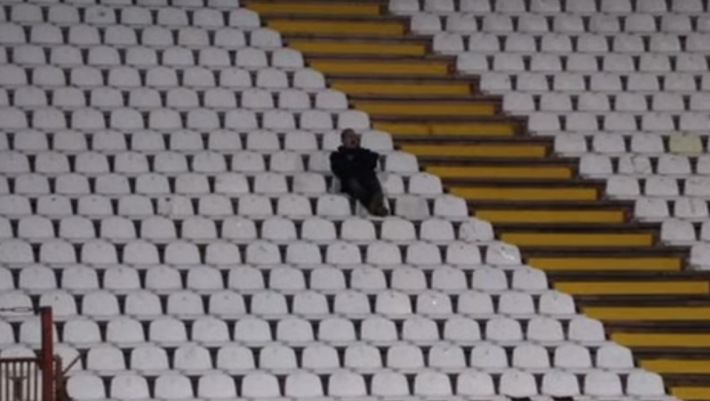 Gledao Zvezdu pa uradio nešto simpatično kada ga je kamera ugledala, a to će vas sigurno nasmejati! (VIDEO)