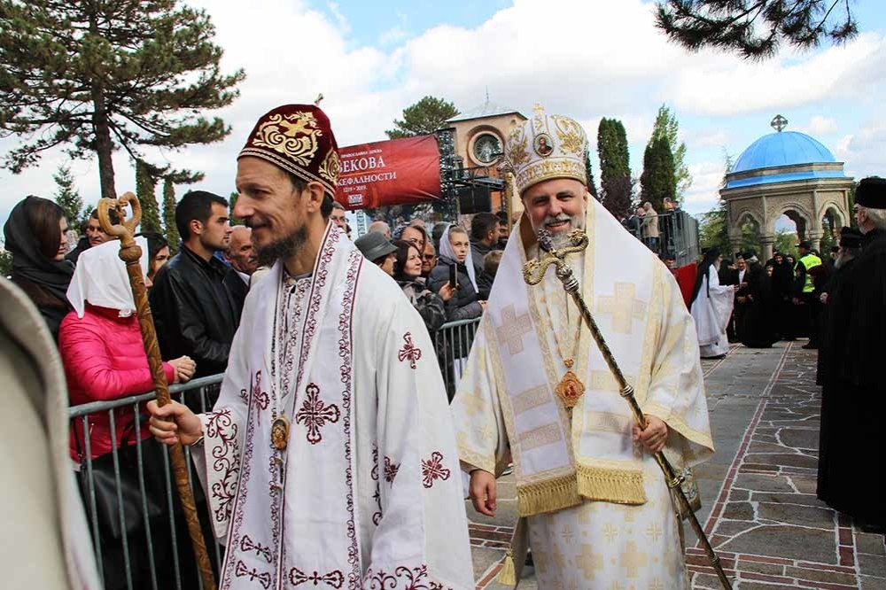 Grigorije nakon svete arhijerejske liturgije u Žiči izjurio kao furija, pa udario na svoju braću!
