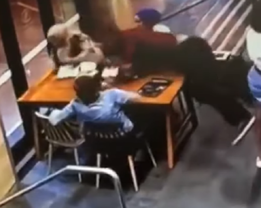 Prišao joj, vređao je na nacionalnoj osnovi, psovao, a onda je izudarao u glavu! (UZNEMIRUJUĆI VIDEO)