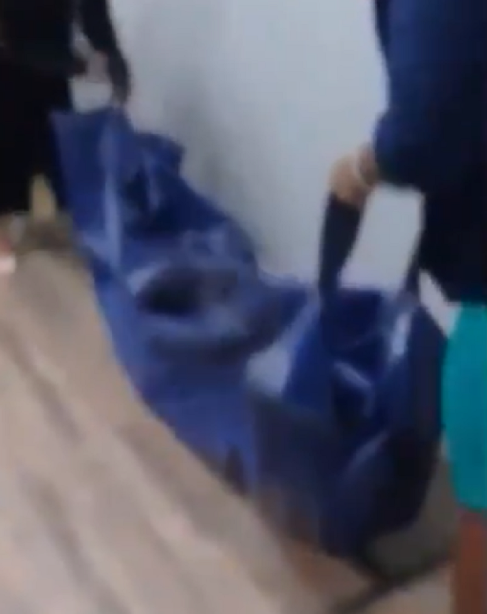 Dve žene dovukle leš muškarca! Kamera sve snimila! (VIDEO SA LICA MESTA)