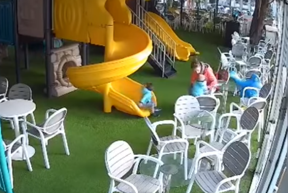 Dadilja iz pakla šamara i vuče dečačića (2) nasred igraonice! Odmah je stigla kazna! (UZNEMIRUJUĆI VIDEO)