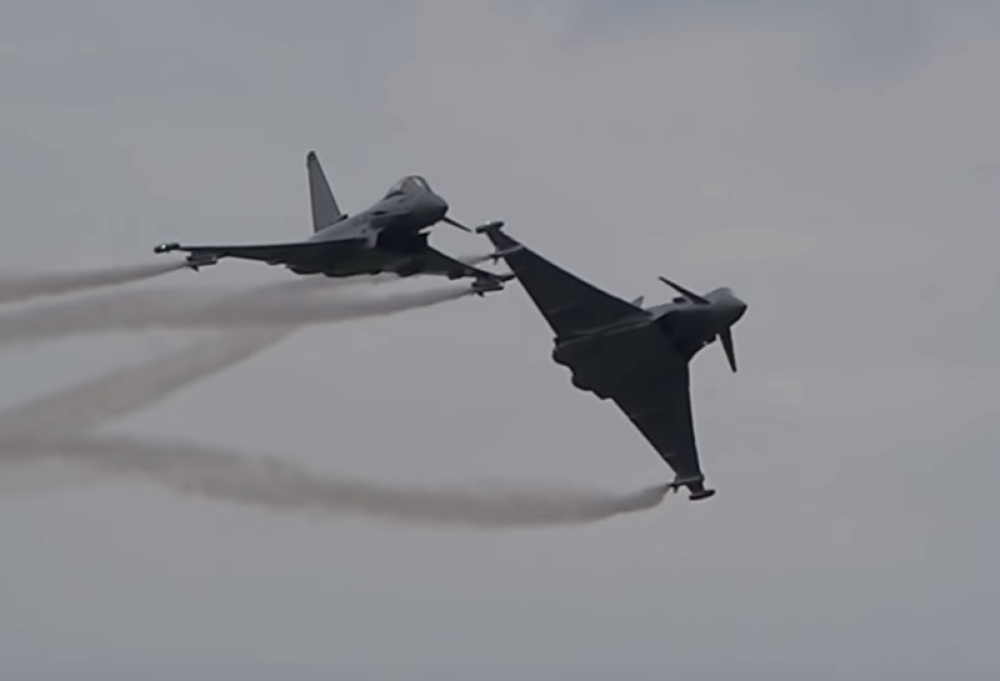 Britanski ratni avioni proleteli pored ruske vojne baze! (VIDEO)