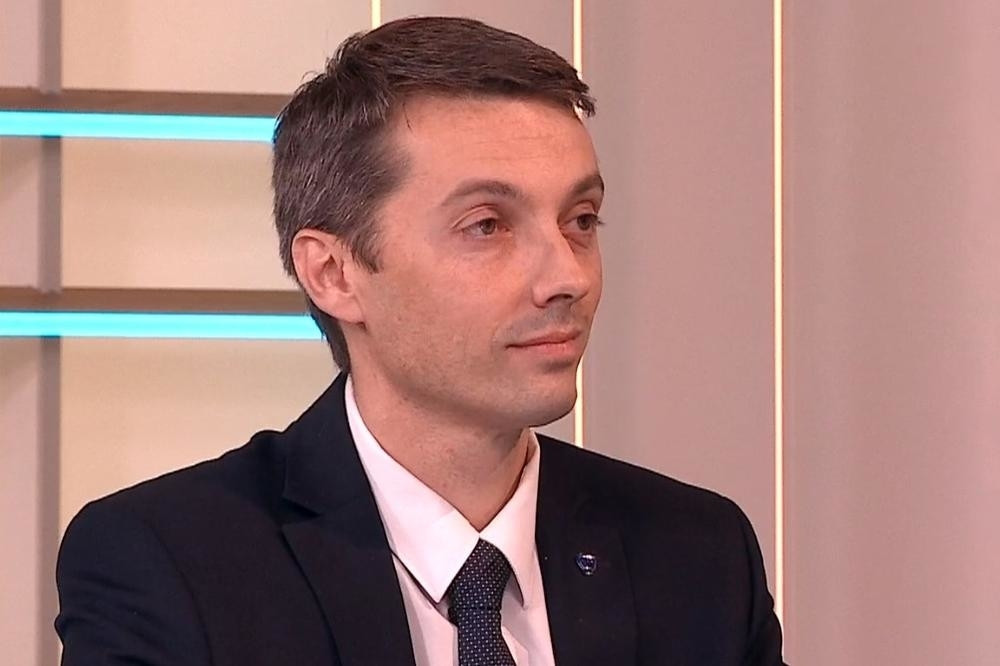 Otkriveno na TV Prva - Zna se šta je bilo u crvenoj kesi koja je data ruskom obaveštajcu! Srpske službe na velikom oprezu