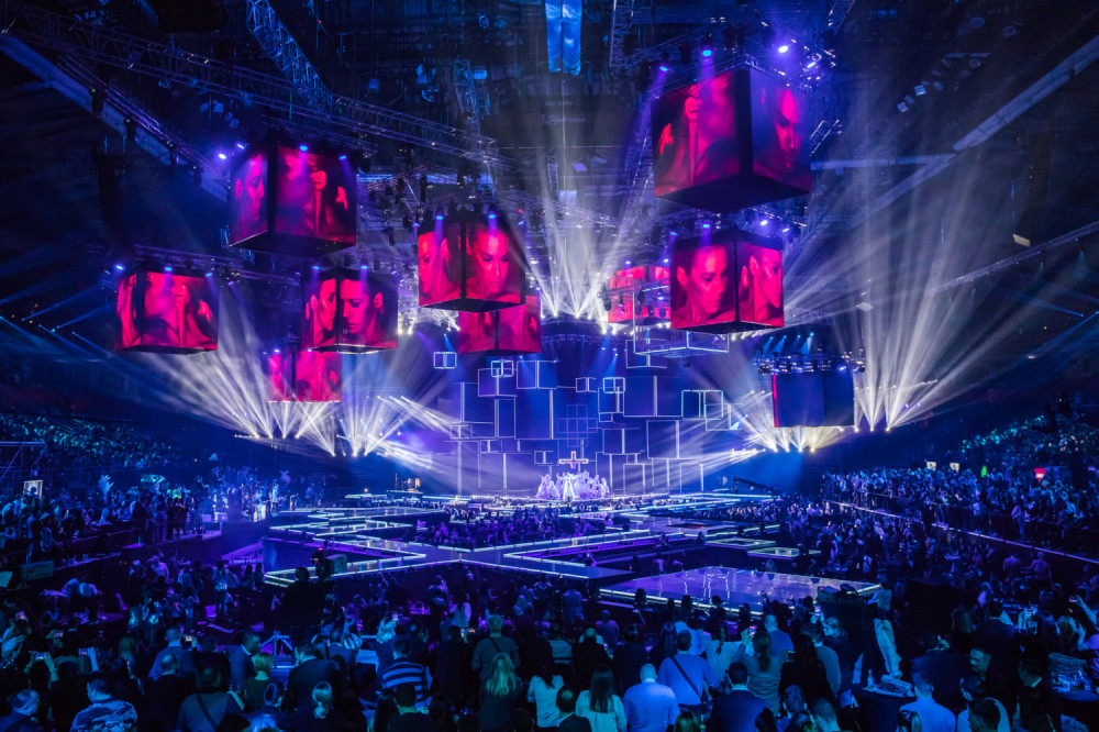 O čemu to pričaju muzičke zvezde u klipovima koji kruže internetom?