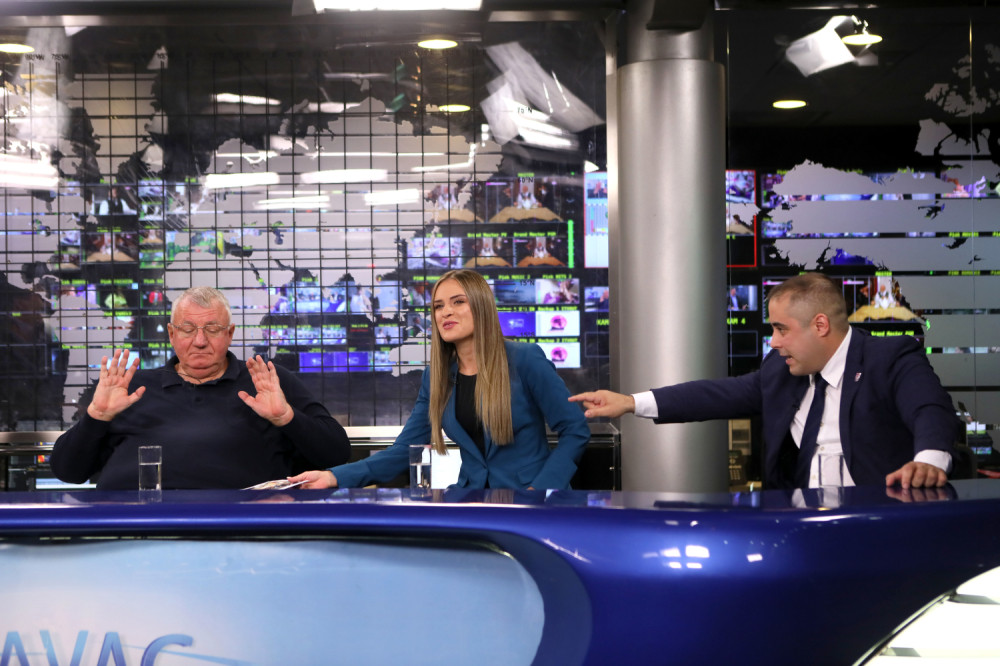 Šešelj, Miša i Milica Zavetnica u klinču: Oćete malo vode da popijete, gospodine Vaciću? Možda biste radije rakiju?