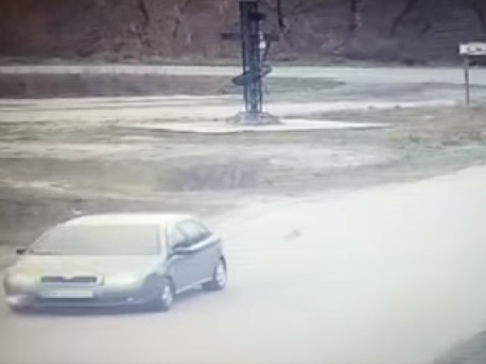 Nehumano se iživljavao nad jadnom životinjom! Političar zakačio psa za kola i vukao ga kilometrima!  (UZNEMIRUJUĆI VIDEO)