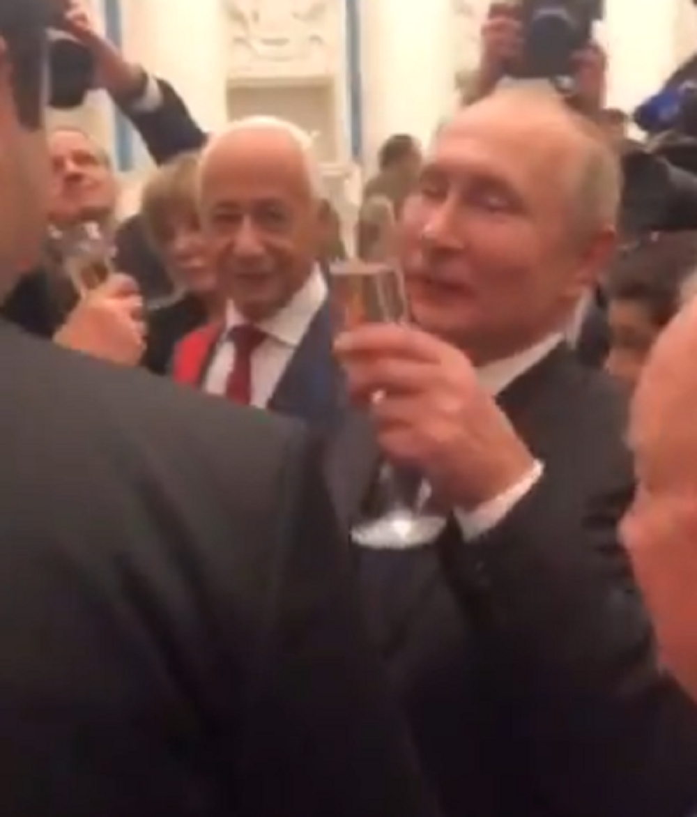 Prvo je vratio čašu šampanjca konobarima, a kada je video da svi žele da nazdrave sa njim, samo se osmehnuo i oduševio svojim postupkom! (VIDEO)
