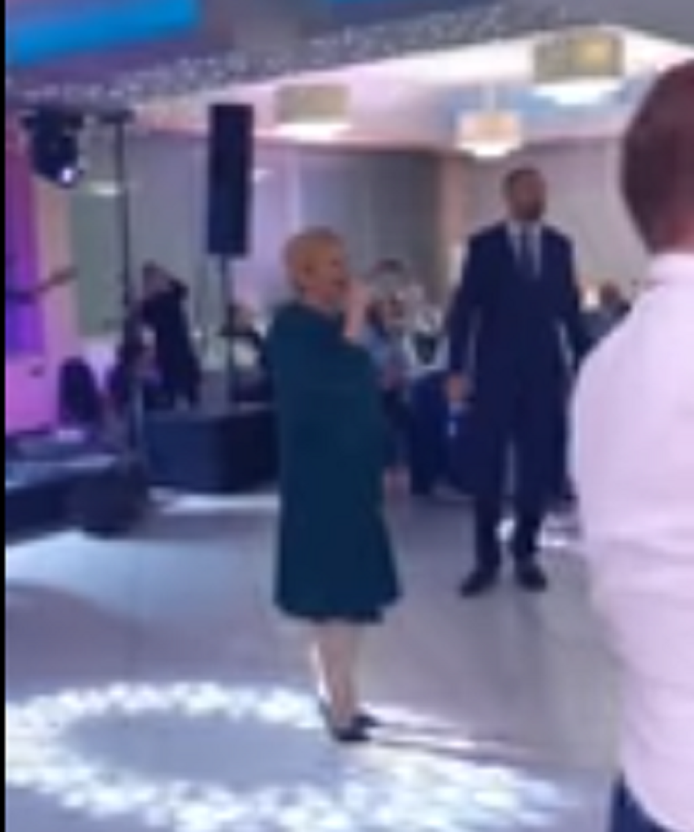 Kolinda se iznenada pojavila na Bandićevom rođendanu, pa uzela mikrofon! (VIDEO)
