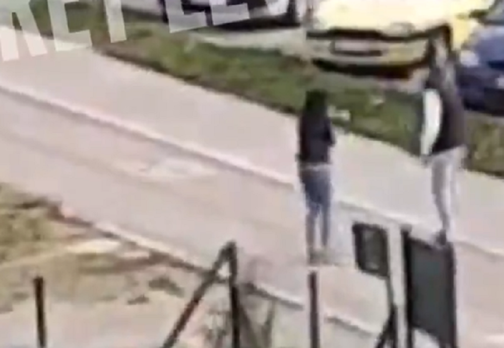 Dečko i devojka se svađaju nasred ulice, a onda joj je on lupio šamar iz sve snage! (UZNEMIRUJUĆI VIDEO)