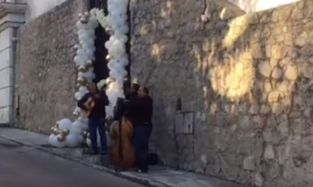 U dom Ražnatovića stižu prvi gosti! Svi su primetili jednu stvar na kapiji vile! (VIDEO)