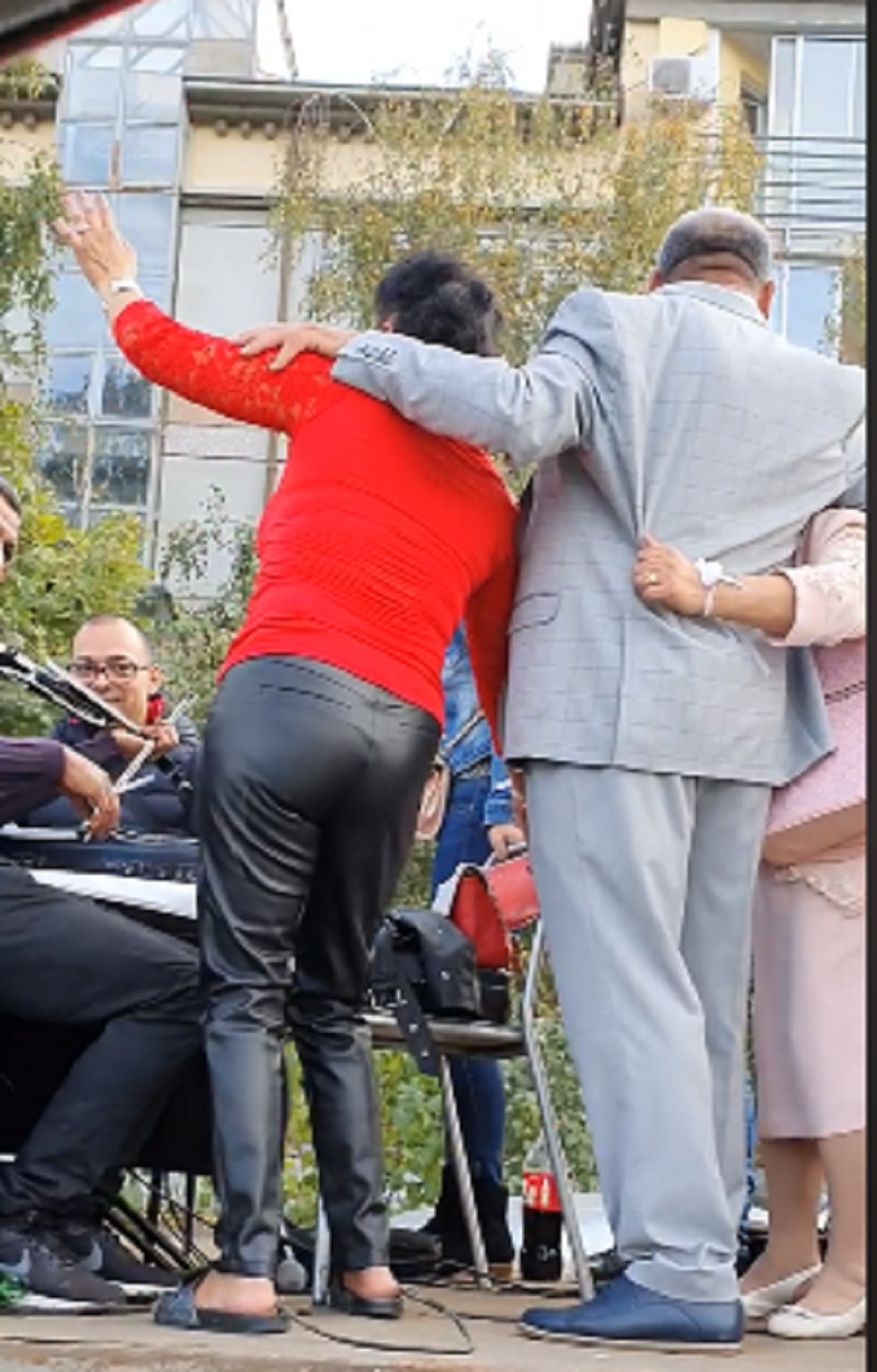 Kad baka i deka žene unuka to pamti ceo komšiluk! (VIDEO)