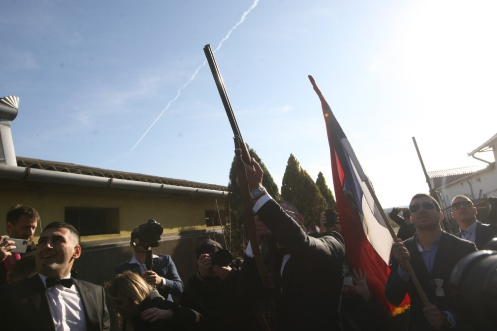 Veljko iz prve pogodio jabuku, a onda je pomenuo pokojnog oca! (VIDEO)