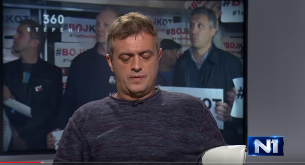 Tri nedelje pre odluke o doktoratu Siniše Malog, priznao da je pričao sa rektorkom i dobacivao u emisiji na N1 da je sve rešeno, "STO POSTO", "TAKO JE"