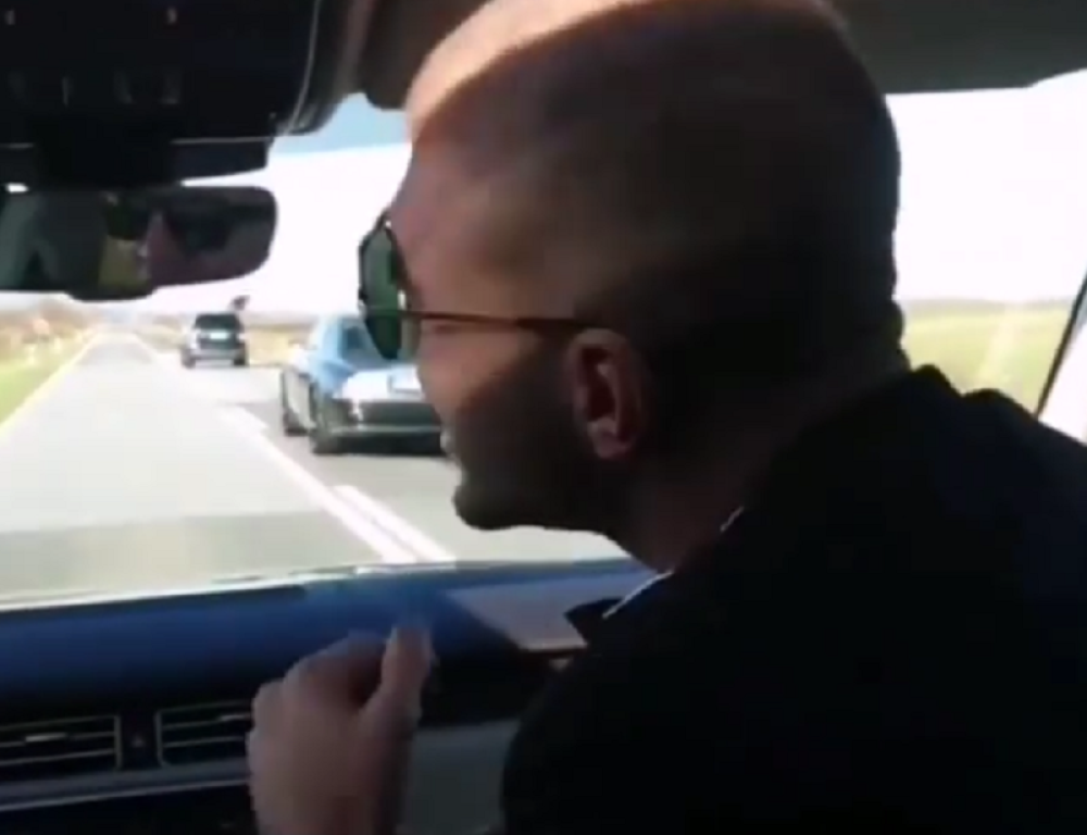 Ovako se ide po mladu! Veljko izašao na krov automobila, širio ruke i pevao! (VIDEO)