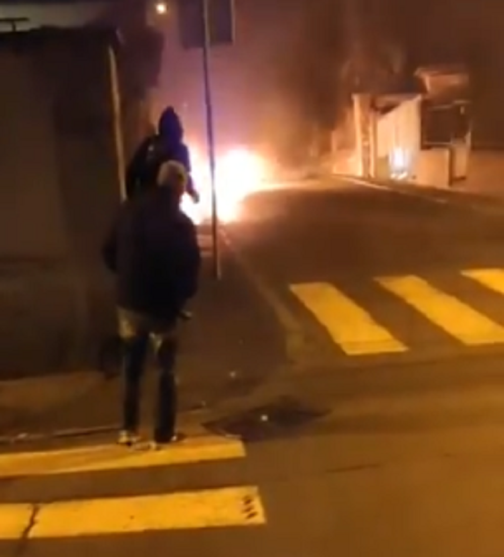 Devojka vozila automobil u plamenu na Zvezdari! Vatra bukti, a ona u pokretu iskače! (VIDEO)